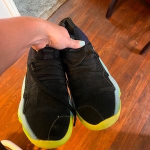 Men's Adidas Trae Young 2 basketball shoes size 9.